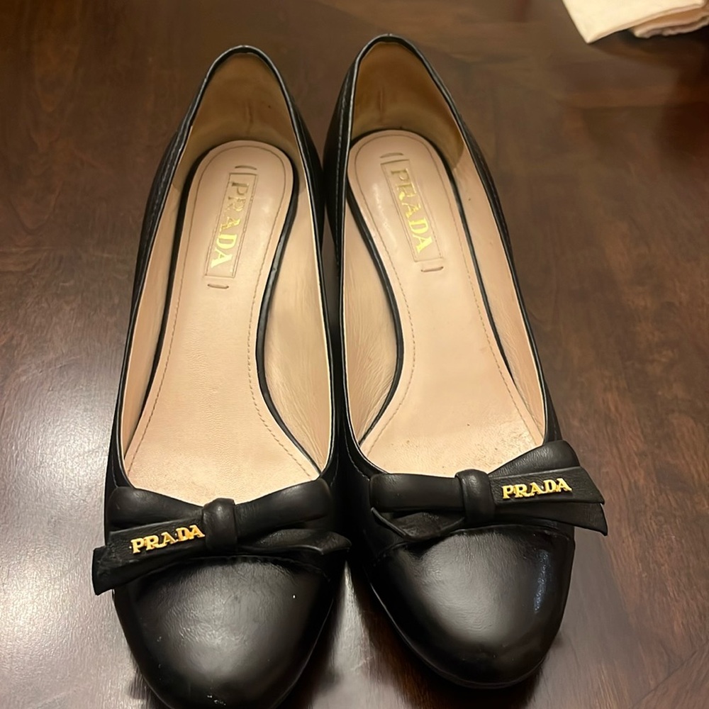 Prada black leather shoes sz 81/2, block 2in heel, closed toe barely worn.
